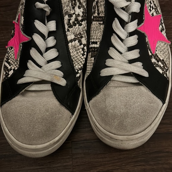 Steve Madden All Star Sneakers in snakeskin & hot pink - Size 9. - Picture 4 of 6
